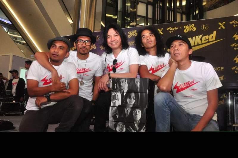 Slank Bikin Sepatu 'Slanked' untuk Penggemar