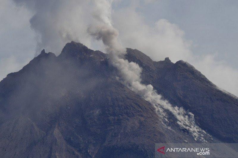 Gunung Merapi Luncurkan Guguran Lava Pijar Sejauh 1 KmGunung Merapi Luncurkan Guguran Lava Pijar Sejauh 1 Km