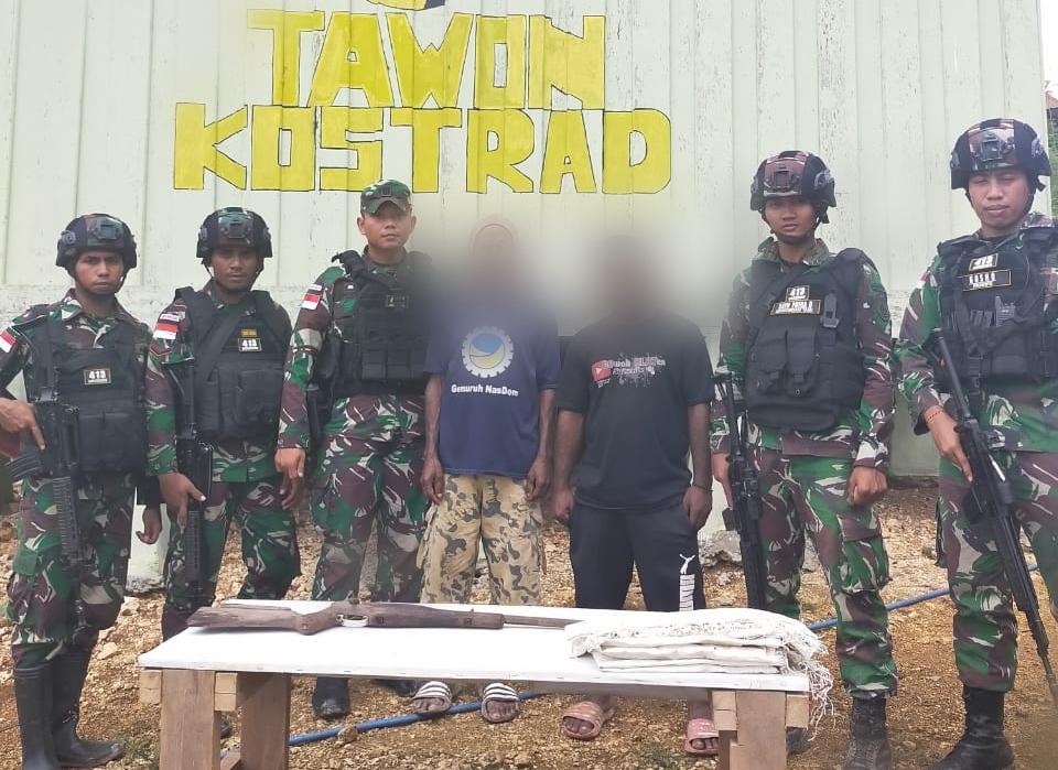 Satgas Yonif 413 Kostrad Terima Senjata Rakitan 