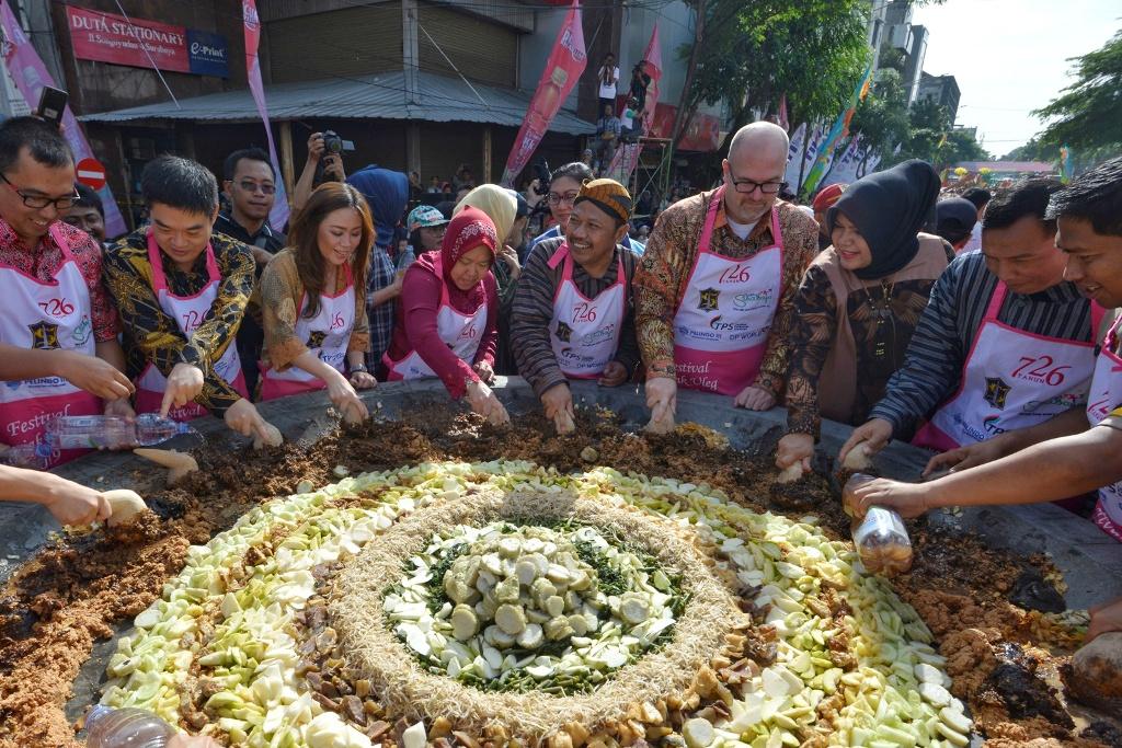 Festival Rujak Uleg Pecahkan Dua Rekor Muri