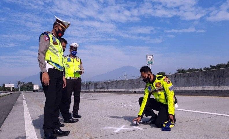 Polisi Olah TKP Kecelakaan Beruntun di Tol Solo-Semarang