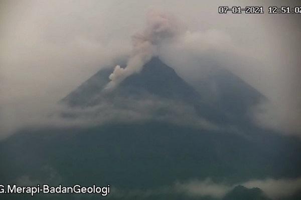 Gunung Merapi Kembali Keluarkan Awan Panas Guguran ke Arah Kali Krasak