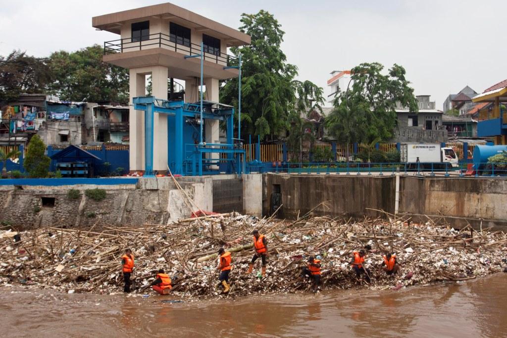 DKI Akan Siapkan Saringan Sampah di Perbatasan