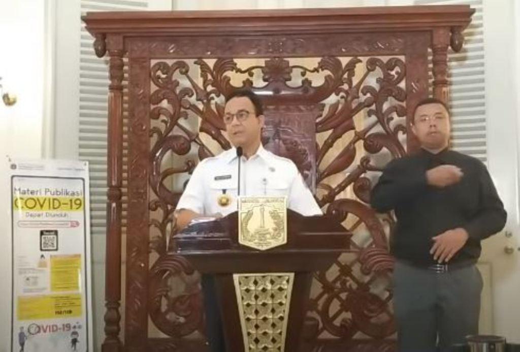 Anies Selipkan Surat di Paket Bantuan