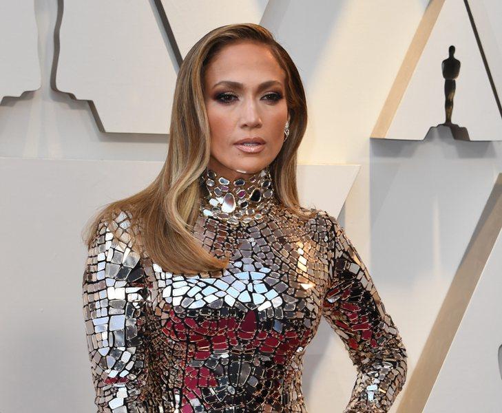 Jennifer Lopez Kenakan Gaun Kaca yang Menyita Perhatian