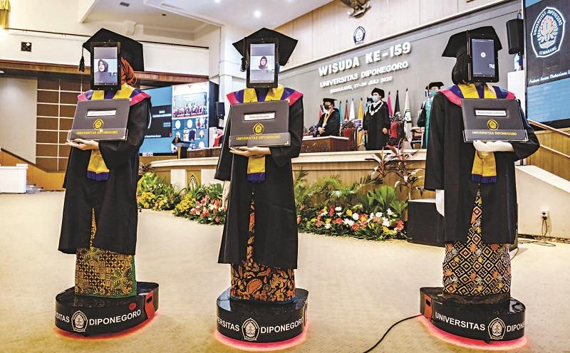 WISUDA VIRTUAL PAKAI ROBOT