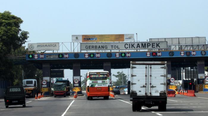 Volume Kendaraan Melalui Tol Jakarta-Cikampek Menurun