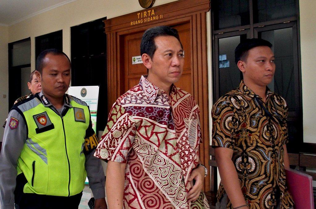 Bupati Kebumen Didakwa Terima Suap Rp12 Miliar