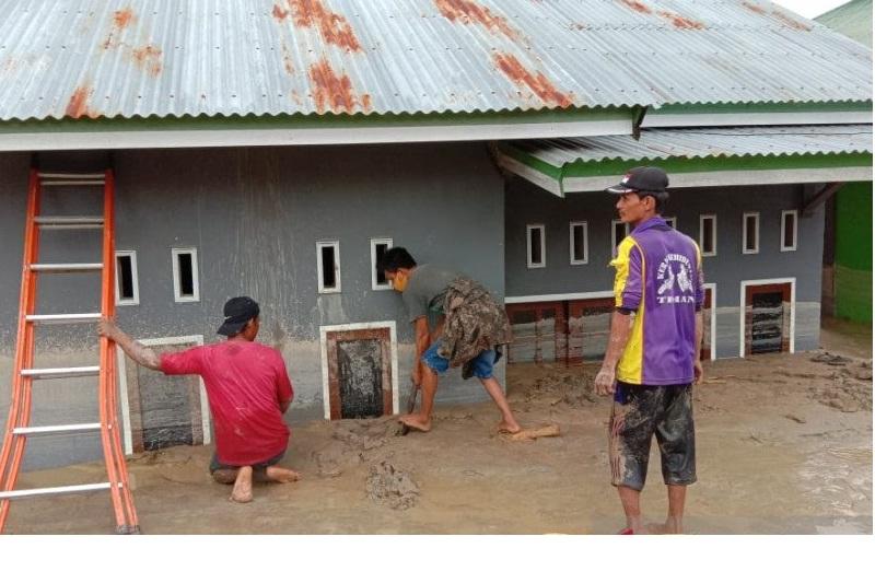 Warga Luwu Utara Bergotong Royong Mengevakuasi Korban