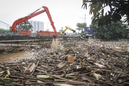 Sebanyak 3.000 Ton Sampah Diangkat dari Kali Ciliwung