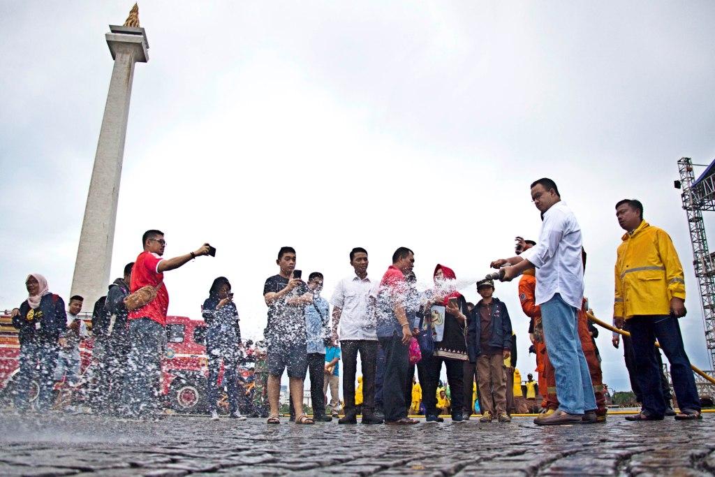 Kala Anies Turun Tangan Bersihkan Monas