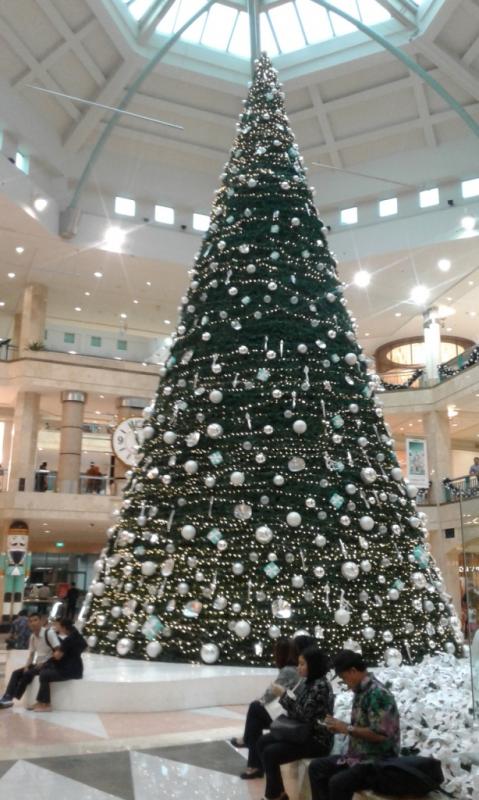 Pohon Natal Setinggi 15 Meter Hiasi Plaza Senayan