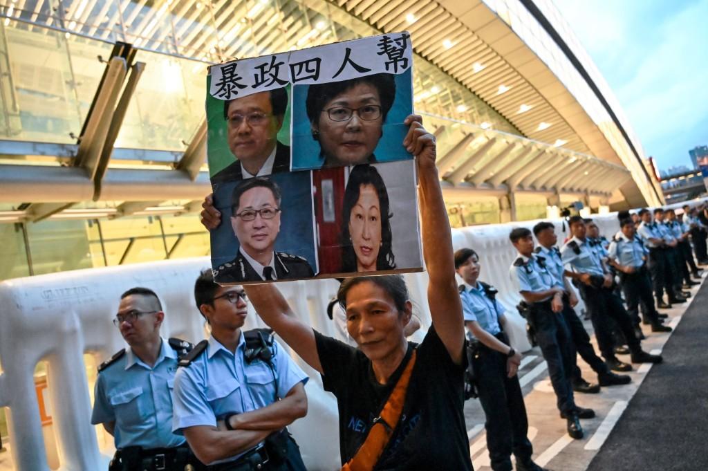 Pengunjuk Rasa Kepung Stasiun West Kowloon