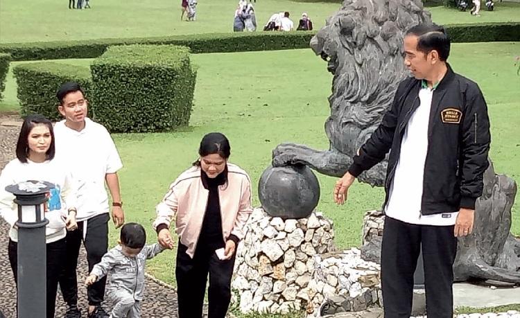 Kebahagian Seorang Presiden Bersama Anak dan Cucunya