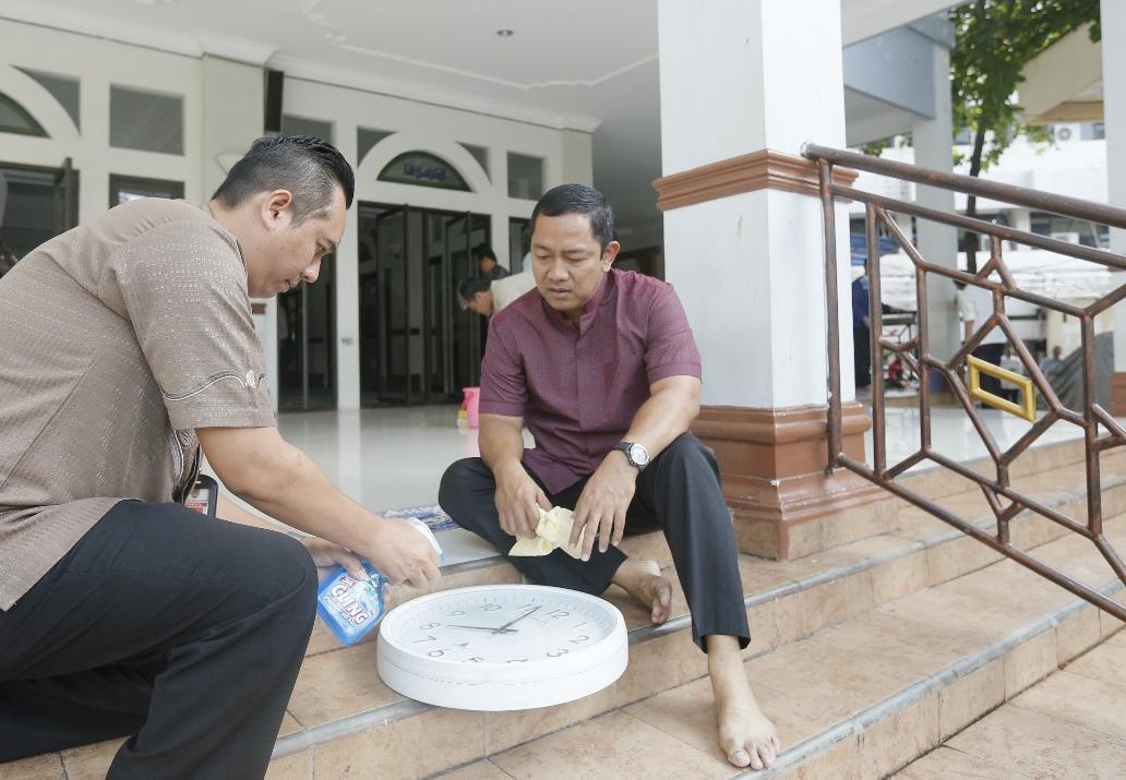 Bersihkan Masjid