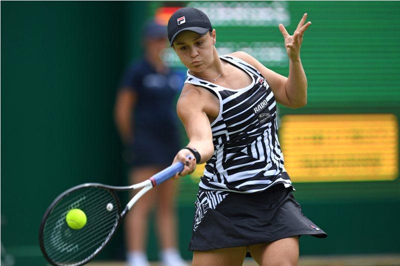 Cedera, Barty Mundur dari Eastbourne