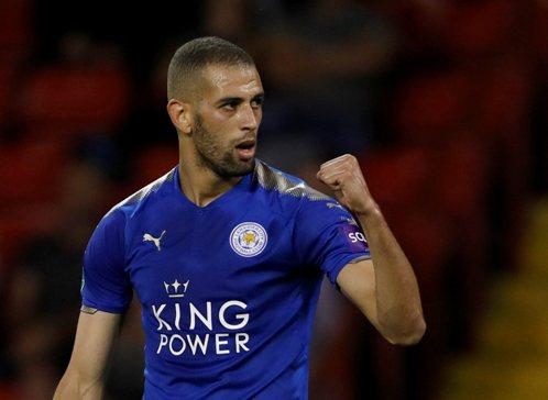 Islam Slimani Amankan Posisi   