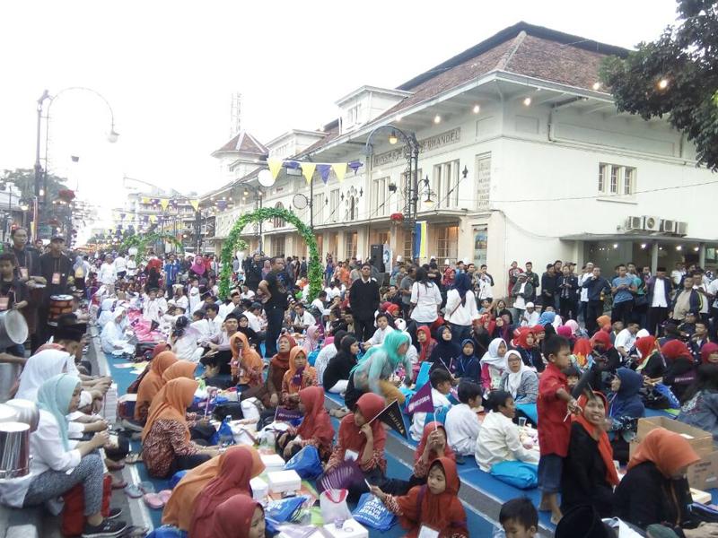 Buka Bersama 'On The Street' Ala Masyarakat Bandung