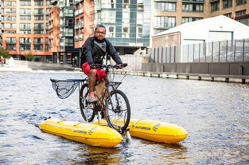 Petualang Bersepeda Bersihkan Sungai dari Sampah Plastik