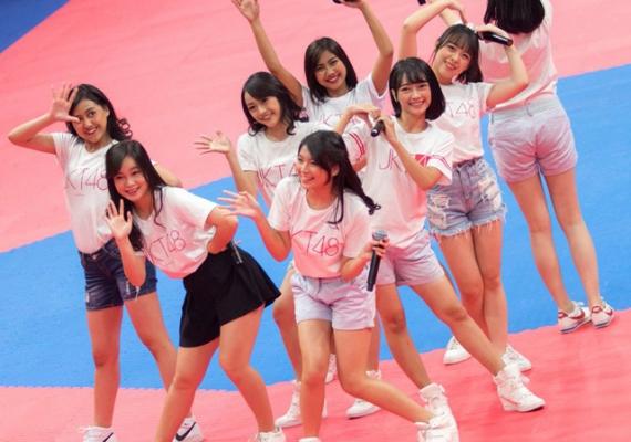 JKT 48 Hibur Arena Angkat Besi