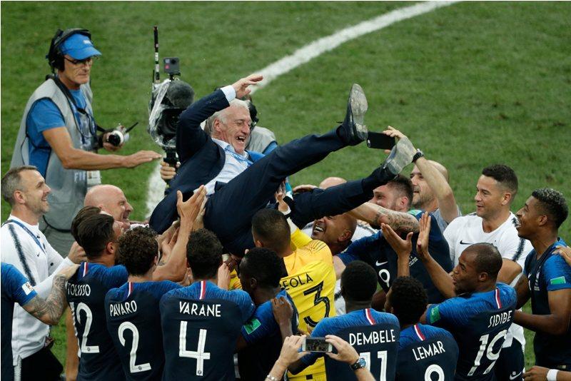 Beckenbauer Sambut Deschamps