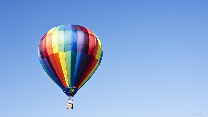 Tradisi Terbangkan Balon Berisiko
