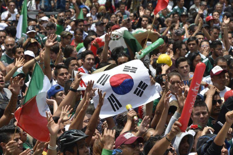 Fans Meksiko Teriakkan 'Viva Korea'