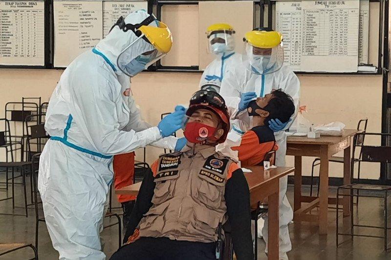 Relawan di Barak Pengungsi Merapi Jalani Swab Antigen