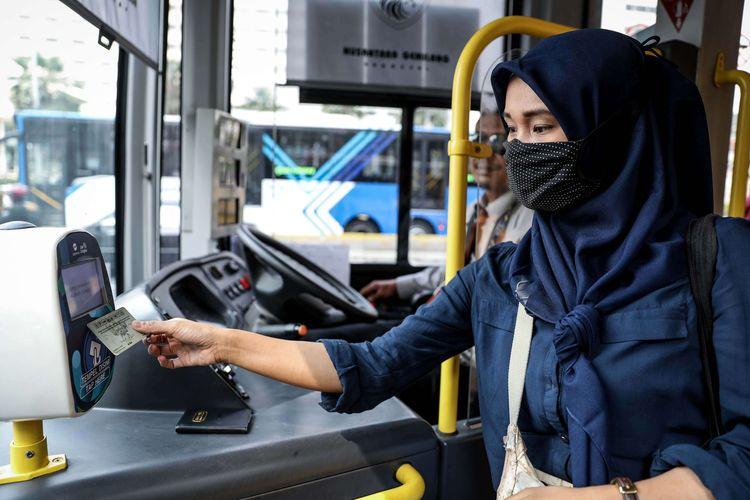 Transjakarta Ganti Alat Pembayaran EDC ke Tap On Bus