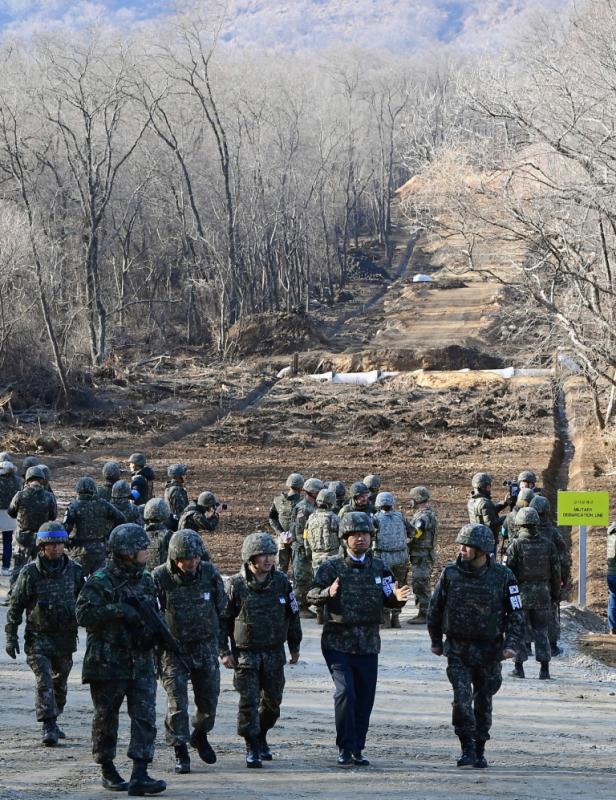 Dua Korea Sambungkan Jalan Perlintasan di DMZ