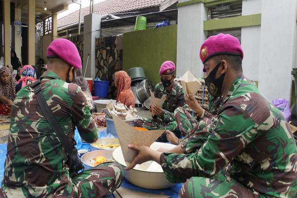 Kisah Prajurit Marinir Siapkan 1000 Bungkus Nasi Per Hari untuk Korban Banjir