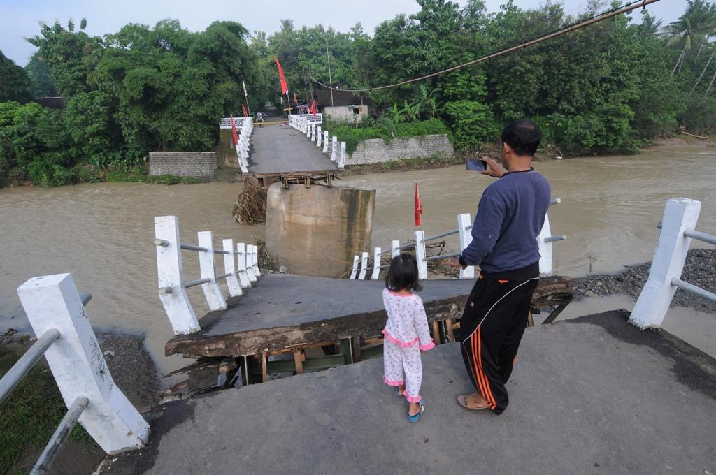 Jembatan Ambruk