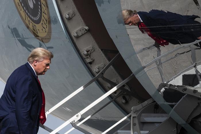 Trump Perpanjang Larangan Masuk bagi Pekerja Asing