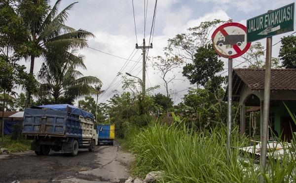 Jalur Evakuasi Merapi Dipasang Lampu Penerangan