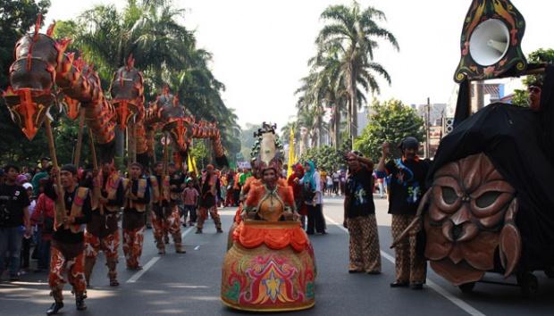 Ribuan Warga Tumpah Ruah Saksikan Festival Budaya Helaran