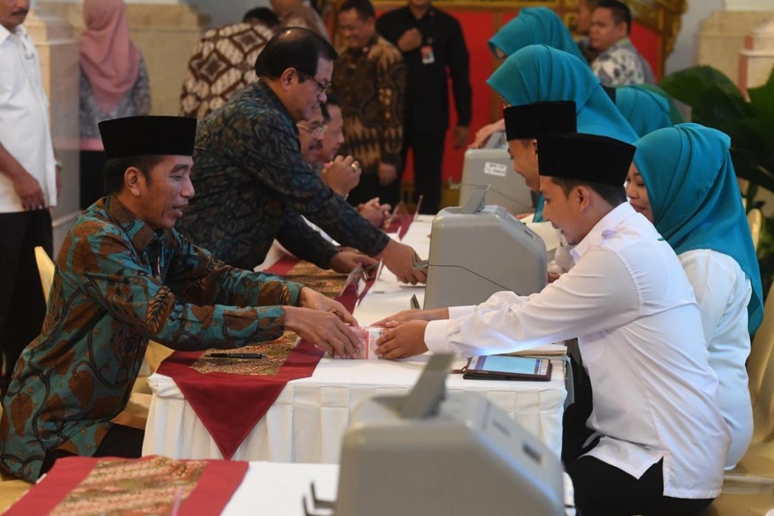 Presiden Membayar Zakat