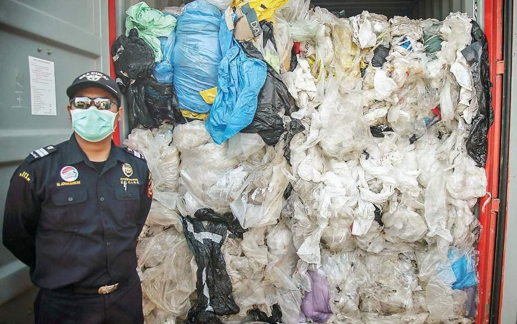 Impor Diperketat, Kontainer Sampah Plastik Menumpuk di Pelabuhan