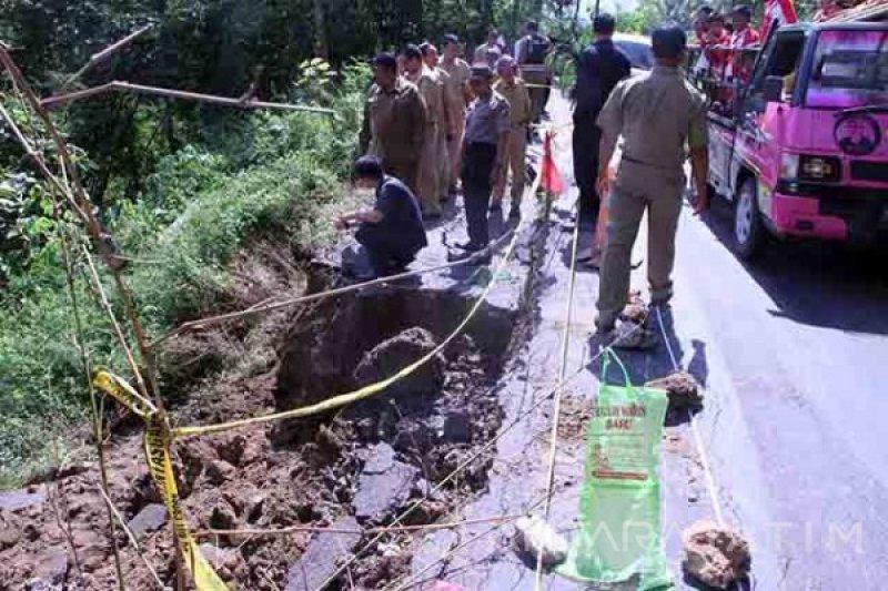 Hujan Deras Picu Jalan Amblas Terseret Longsor di Trenggalek