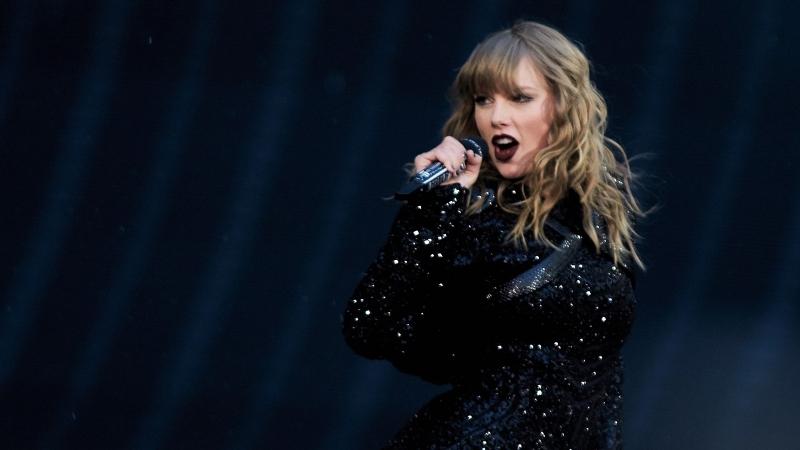 Taylor Swift Beri Kejutan di Golden Globes