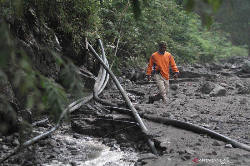 Warga Perbaiki Pipa Air Bersih Terdampak Banjir Lahar Merapi