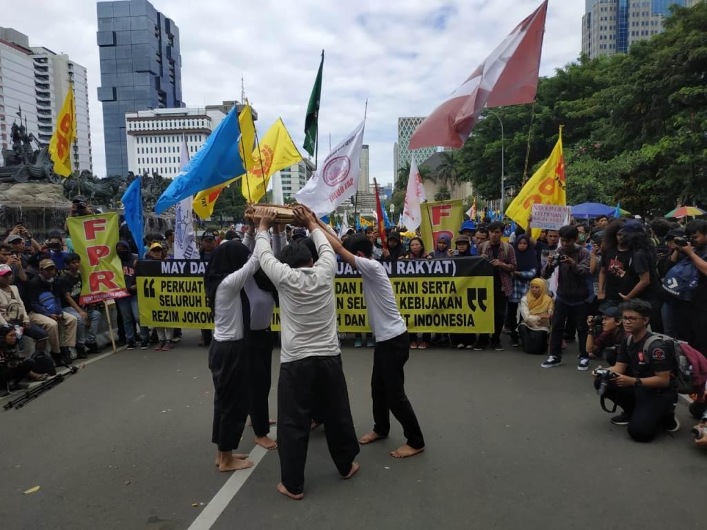 Tebar Bunga Hingga Aksi Teatrikal