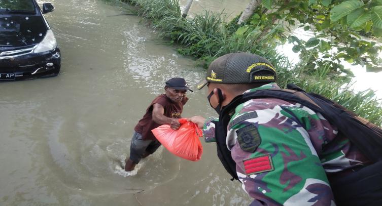 Demi Warga yang Jadi Korban Banjir, Prajurit Kostrad Rela Sisihkan Logistiknya