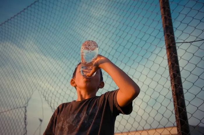 Siasat Agar Anak Terbiasa Minum Air