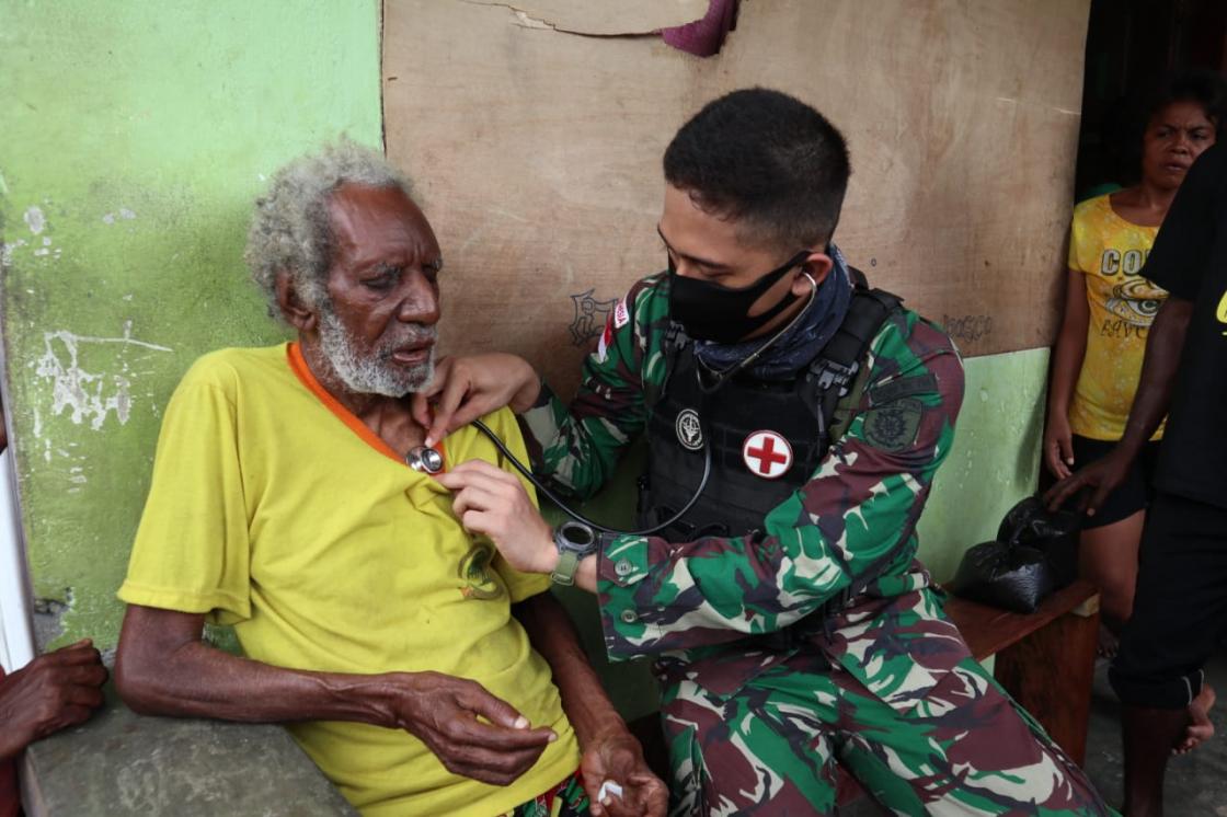 Dokter Satgas Yonif 754 Kostrad Keliling Kampung Beri Pengobatan