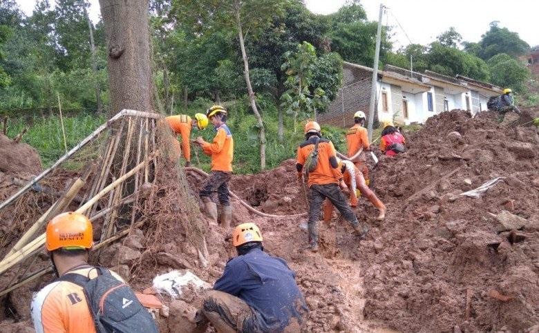 Tim SAR Cari 24 Orang Hilang Dalam Longsor Sumedang di Hari Keempat