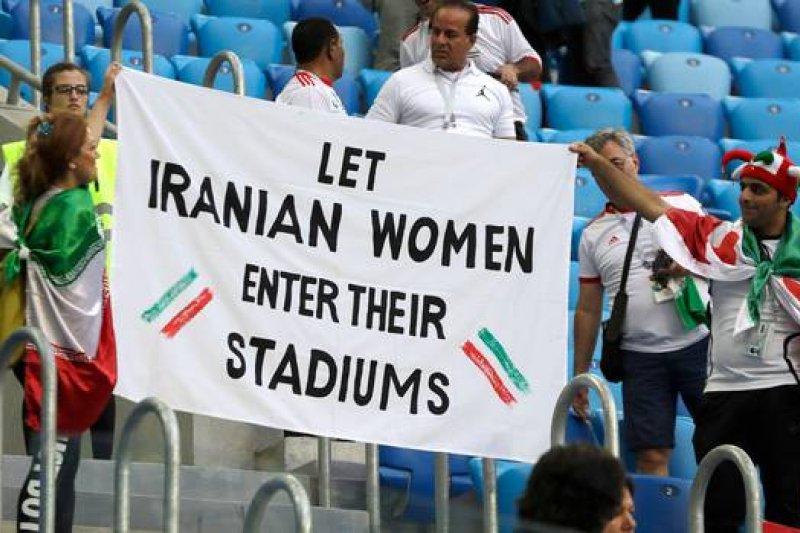 Perempuan Iran Diperbolehkan Saksikan Pertandingan Sepak Bola