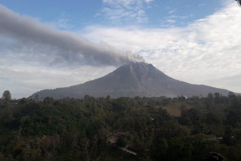 Gunung Sinabung Masih Semburkan Debu Vulkanik