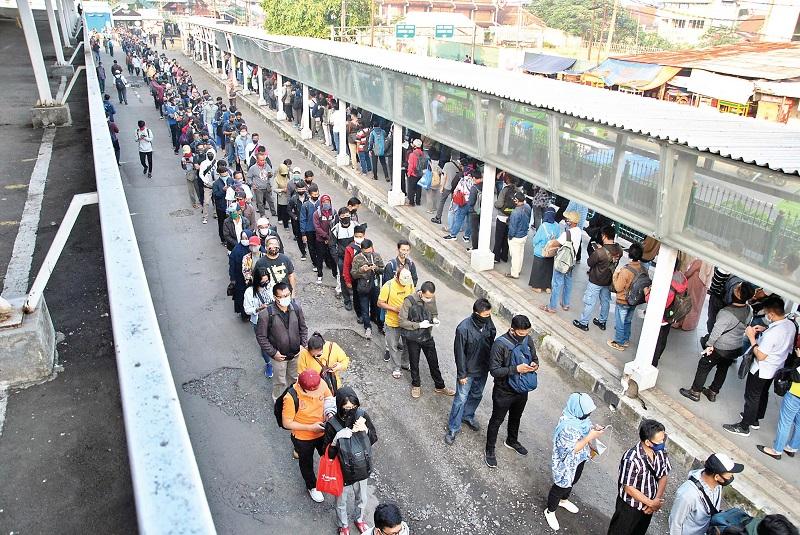 ANTREAN PANJANG CALON PENUMPANG