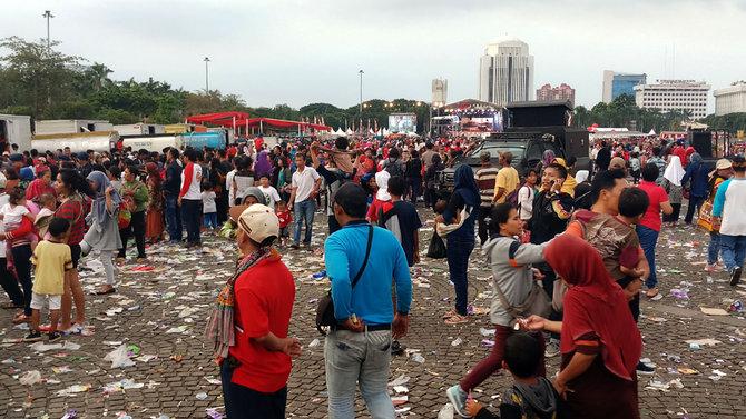 Pesta Rakyat Sisakan Tumpukan Sampah