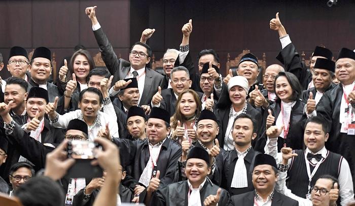 Pose Gembira Usai Sidang MK